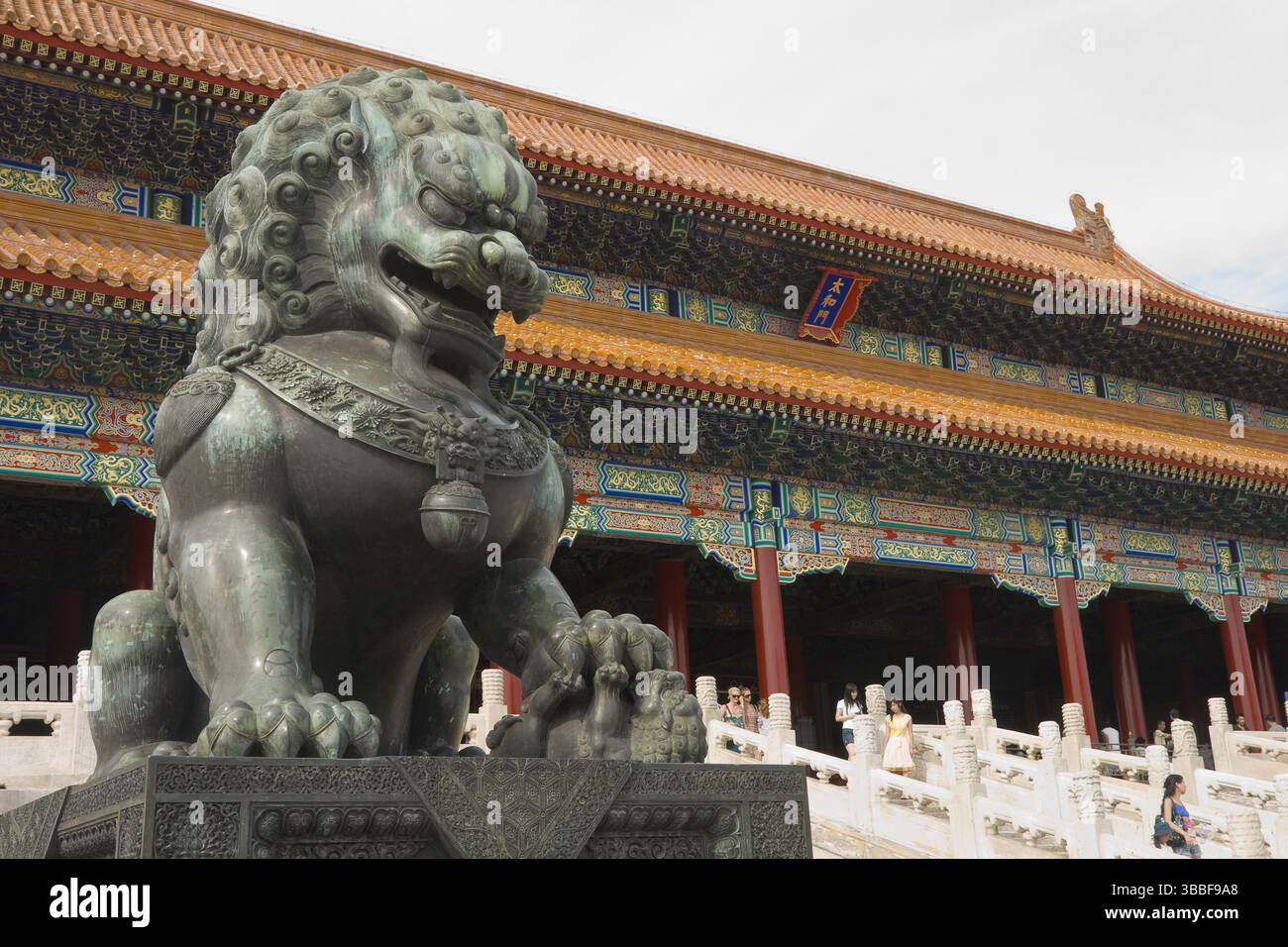 I leoni di bronzo di fronte al gates​ della città Proibita Foto Stock