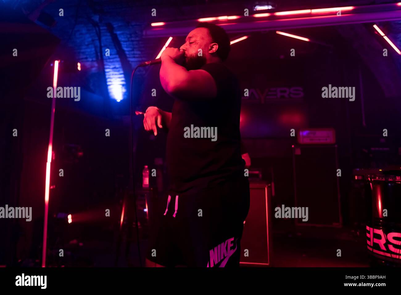 Brighton, città di Brighton & Hove, East Sussex, Regno Unito. Brighton ospita il festival musicale annuale The Great Escape. Questo festival di 4 giorni presenta spettacoli affermati e emergenti che si esibiscono in diversi luoghi. Qui Hip-Hop ACT Angry Blackmen un duo rap americano si esibisce al Players Seafront Club. 15 maggio 2025 David Smith/Alamy Foto Stock