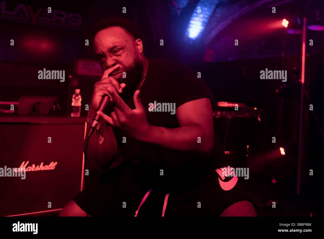 Brighton, città di Brighton & Hove, East Sussex, Regno Unito. Brighton ospita il festival musicale annuale The Great Escape. Questo festival di 4 giorni presenta spettacoli affermati e emergenti che si esibiscono in diversi luoghi. Qui Hip-Hop ACT Angry Blackmen un duo rap americano si esibisce al Players Seafront Club. 15 maggio 2025 David Smith/Alamy Foto Stock