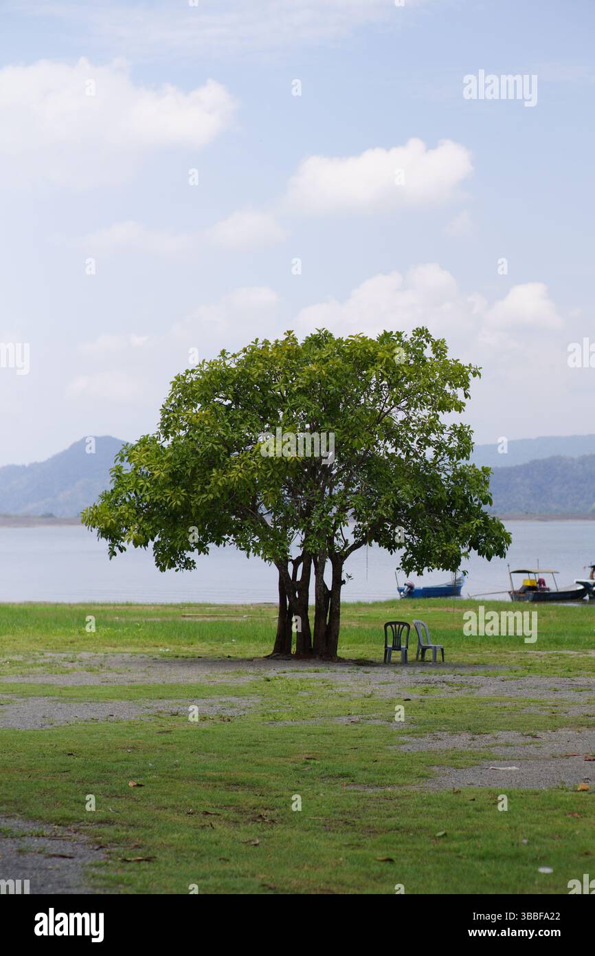 Una vista panoramica di un lago chiamato Timah Tasoh situato a Perlis, Malesia. Foto Stock