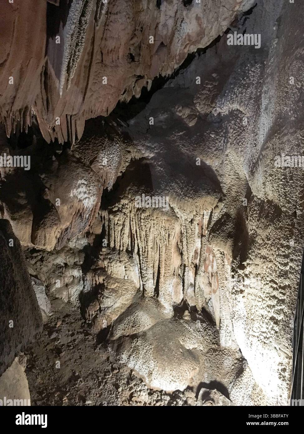 Foto di dettaglio della spettacolare grotta calcarea e formazione di pietra chiamata Grotta del Fico lungo la costa di Baunei, tra Cala Mariolu e Cala Biriala Foto Stock