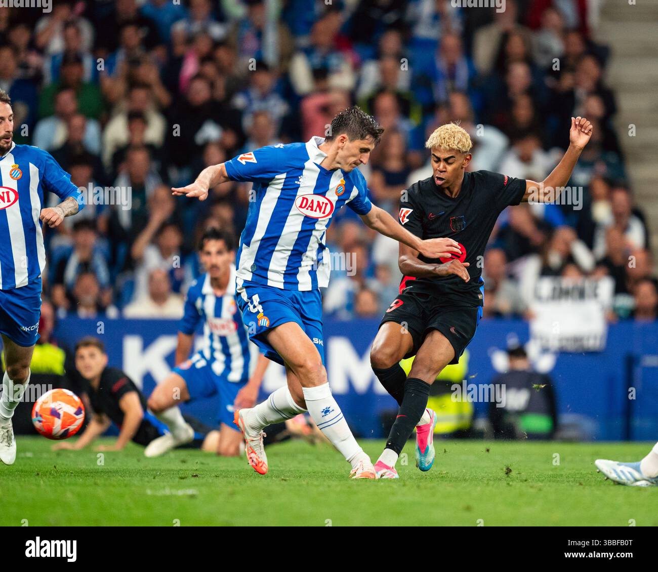 Barcellona, Spagna. 15 maggio 2025. Lamine Yamal (R) del FC Barcelona si è scontrata con Marash Kumbulla dell'RCD Espanyol durante la partita di calcio di LaLiga tra FC Barcelona e RCD Espanyol, allo stadio RCDE di Cornella, Spagna, il 15 maggio, 2025. crediti: Joan Gosa/Xinhua/Alamy Live News Foto Stock
