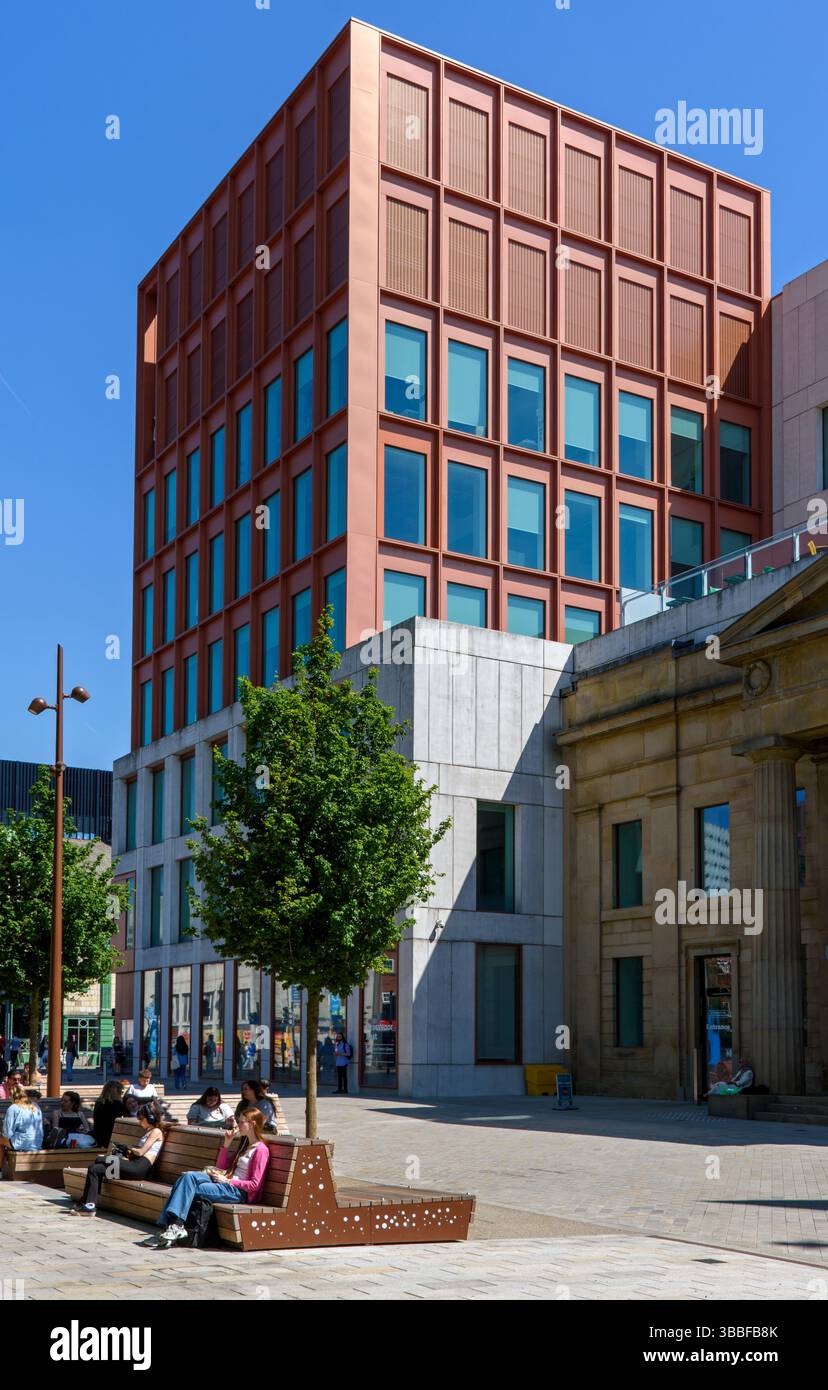 L'edificio delle arti e delle scienze umane della Metropolitan University di Manchester, All Saints Campus, Manchester, Inghilterra, Regno Unito. Foto Stock