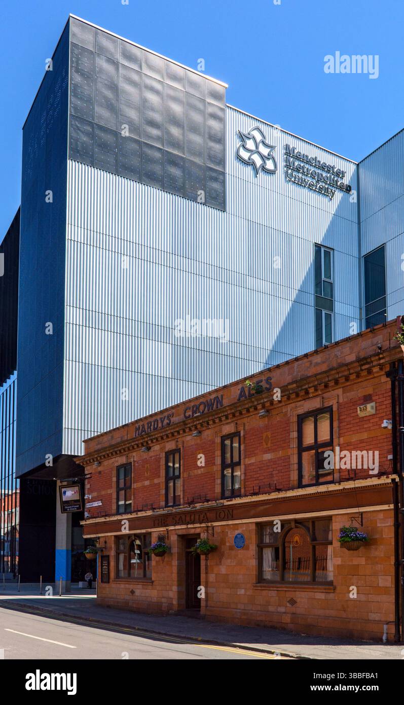 L'edificio della School of Digital Arts e la Salutation Public House, Manchester Metropolitan University, Manchester, Inghilterra, Regno Unito. Foto Stock
