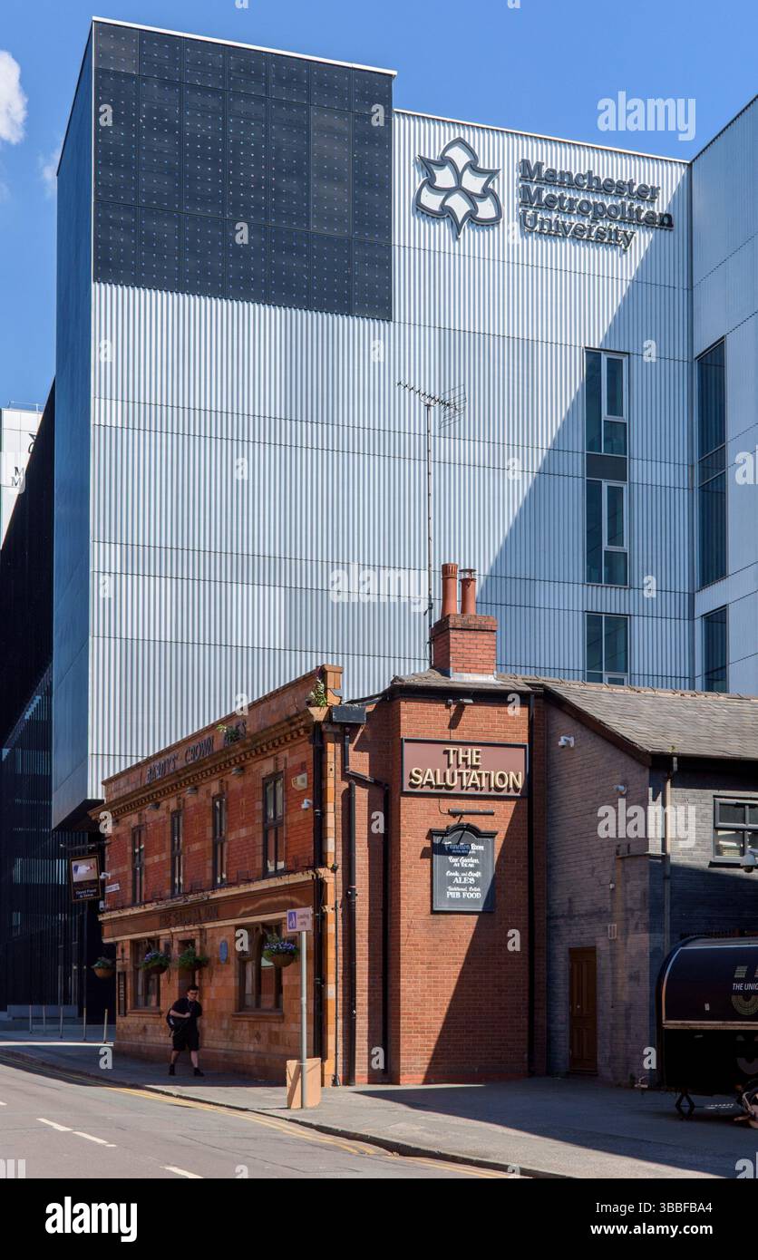 L'edificio della School of Digital Arts e la Salutation Public House, Manchester Metropolitan University, Manchester, Inghilterra, Regno Unito. Foto Stock