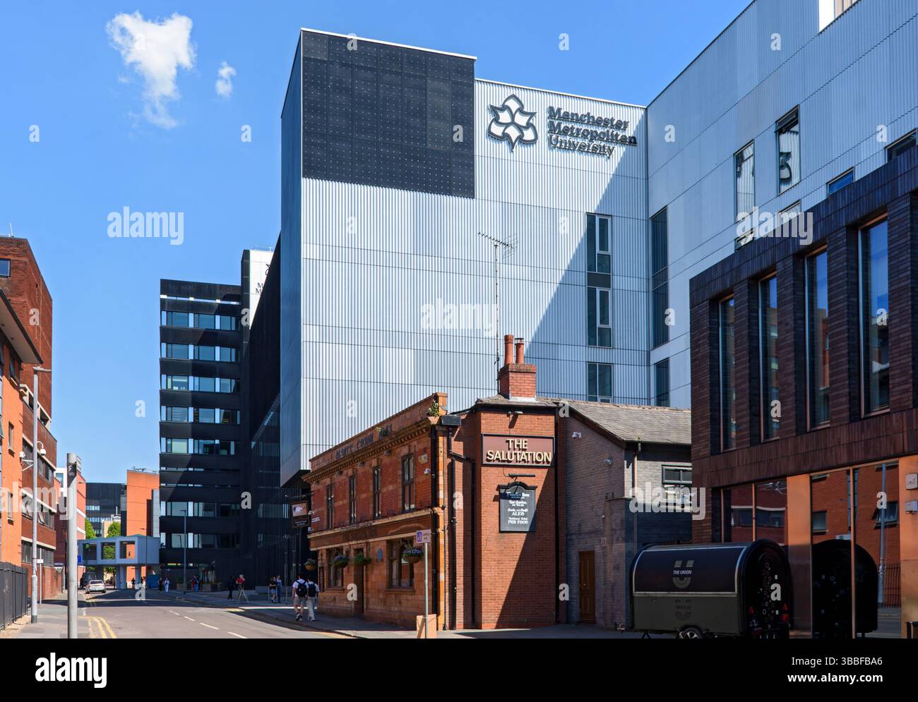 L'edificio della School of Digital Arts e la Salutation Public House, Manchester Metropolitan University, Manchester, Inghilterra, Regno Unito. Foto Stock