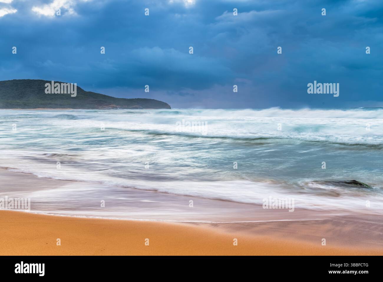 Moody Sunrise Seascape a Killcare Beach sulla costa centrale del nuovo Galles del Sud, Australia. Foto Stock