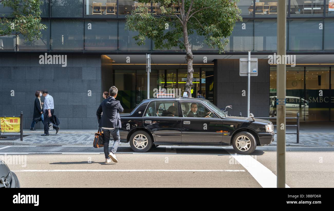 Osaka, Giappone, Chuo Ward, taxi su una strada cittadina Foto Stock