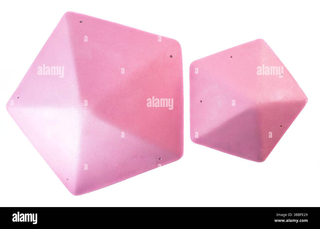 Serie di volumi di arrampicata triangolari rosa isolati su sfondo bianco. Supporti geometrici per allenamento con massi o palestra. Concetto di negozio online Foto Stock