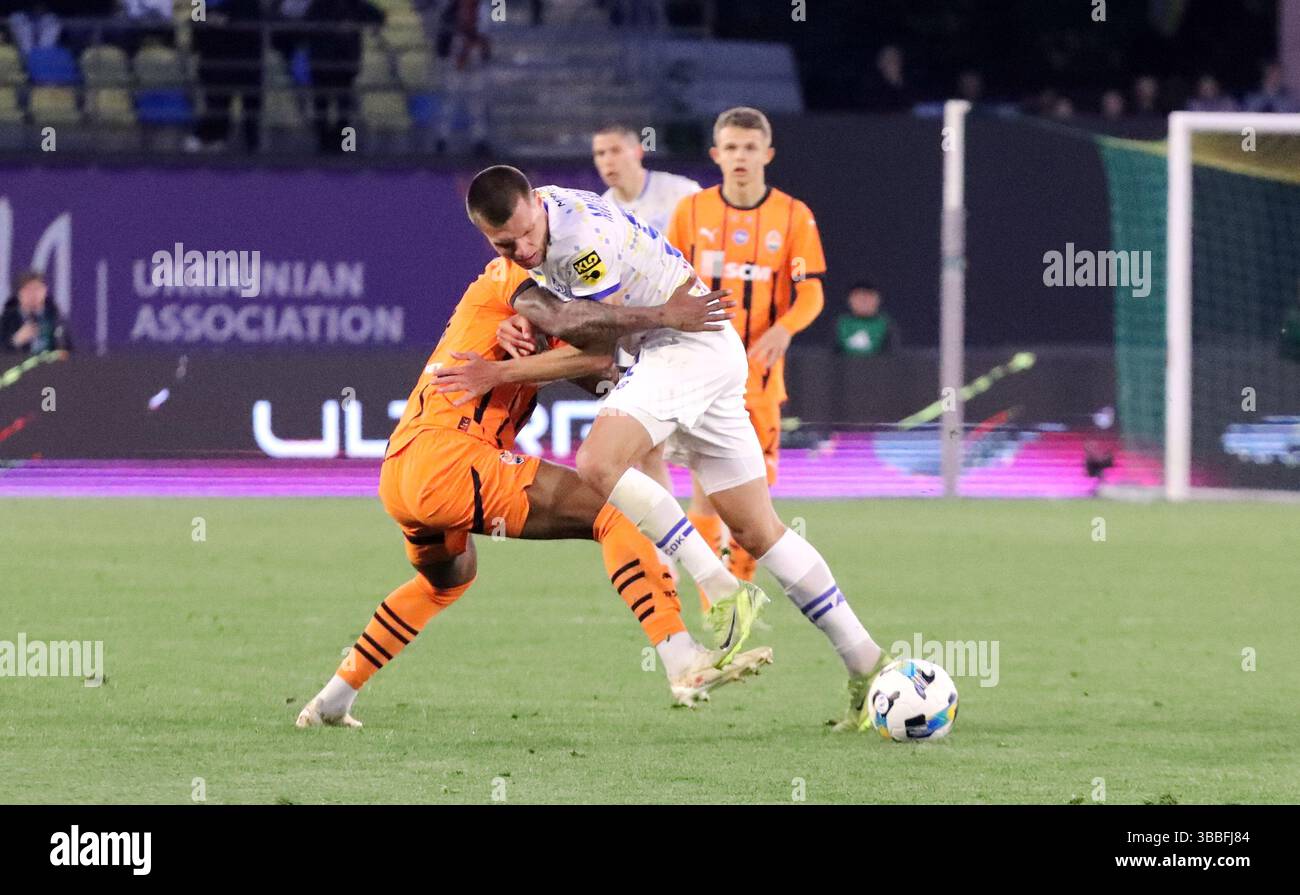 Non esclusiva: Il centrocampista Kevin (L) del FC Shakhtar Donetsk e il centrocampista Mykola Mykhailenko del FC Dynamo Kyiv sono in azione durante l'Ucraina 2024/25 Foto Stock