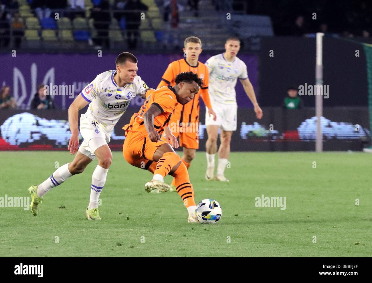 Non esclusiva: Il centrocampista Kevin (R) del FC Shakhtar Donetsk e l'attaccante Mykola Mykhailenko del FC Dynamo Kyiv sono in azione durante l'ucraino 2024/25 Foto Stock
