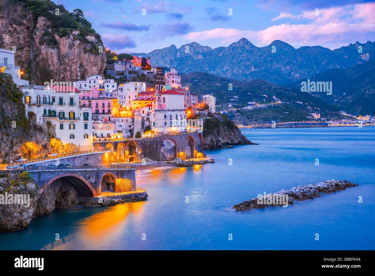 Amalfi, Italia. Vista notturna del paesaggio urbano di Atrani sulla costa del Mar Tirreno, luogo panoramico mediterraneo. Foto Stock