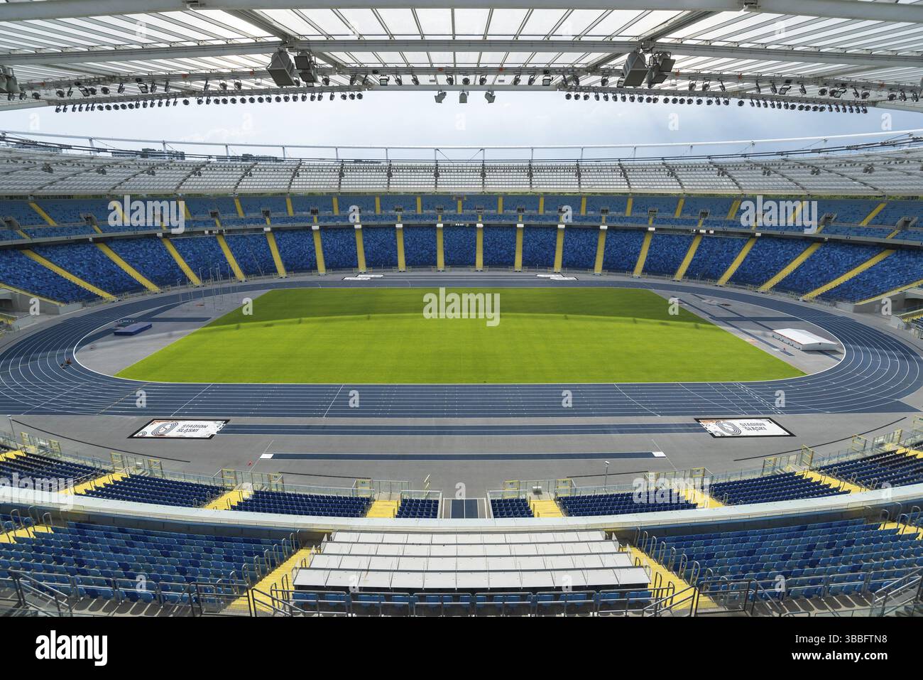 CHORZOW, POLONIA - 9 MAGGIO 2018: Tribune e campo presso l'arena multifunzionale dello Stadio di Slesia adattata a partite di calcio, atletica e autodromo. Il se Foto Stock