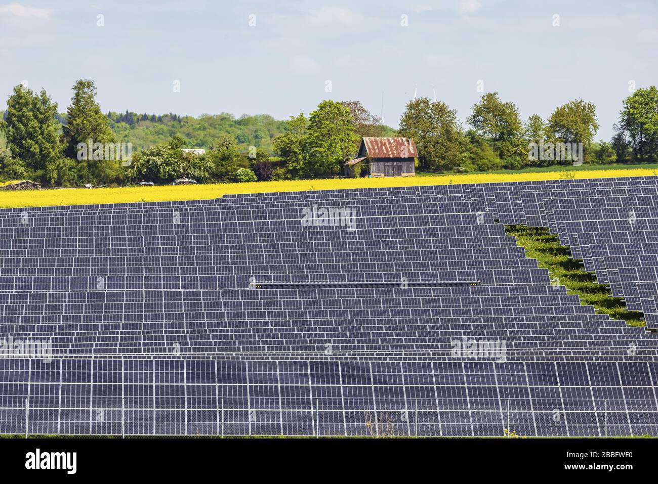 I terreni agricoli sono utilizzati come campo solare. Nellingen nel Albino Svevo. Nellingen, Baden-Wuerttemberg, Germania, Europa Foto Stock