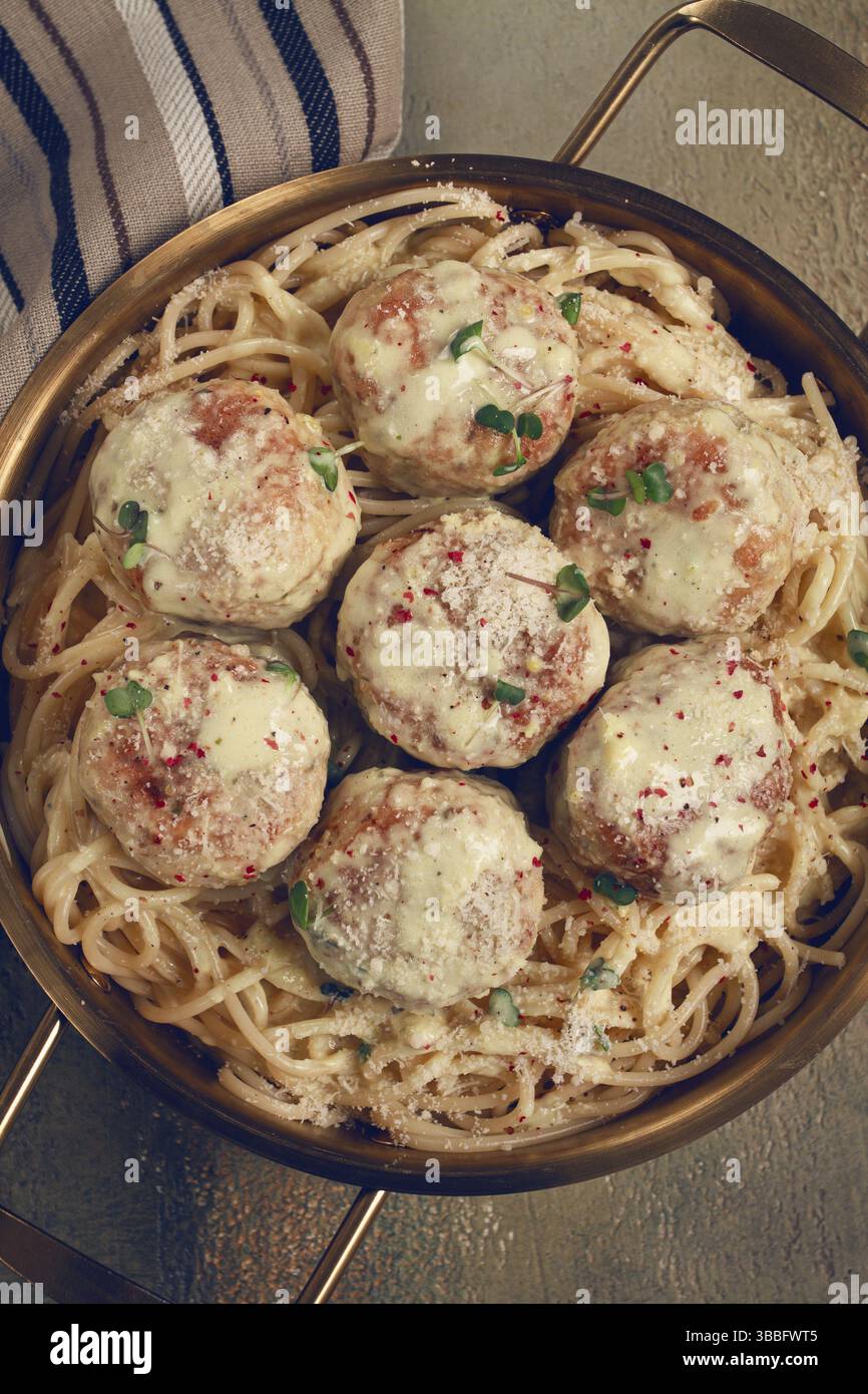 Spaghetti con polpette di pollo, con salsa alla panna e parmigiano, decorati con microgreen, fatti in casa, nessuno Foto Stock
