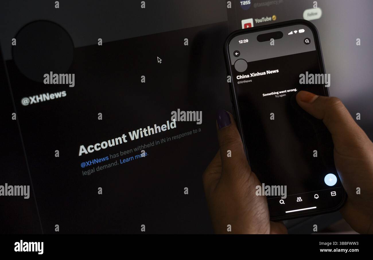 In questa illustrazione fotografica, una persona che naviga sull'account X dell'agenzia di stampa Xinhua mentre l'India vieta i media di stato cinesi Xinhua, a Guwahati, in India, il 14 maggio 2025 Foto Stock