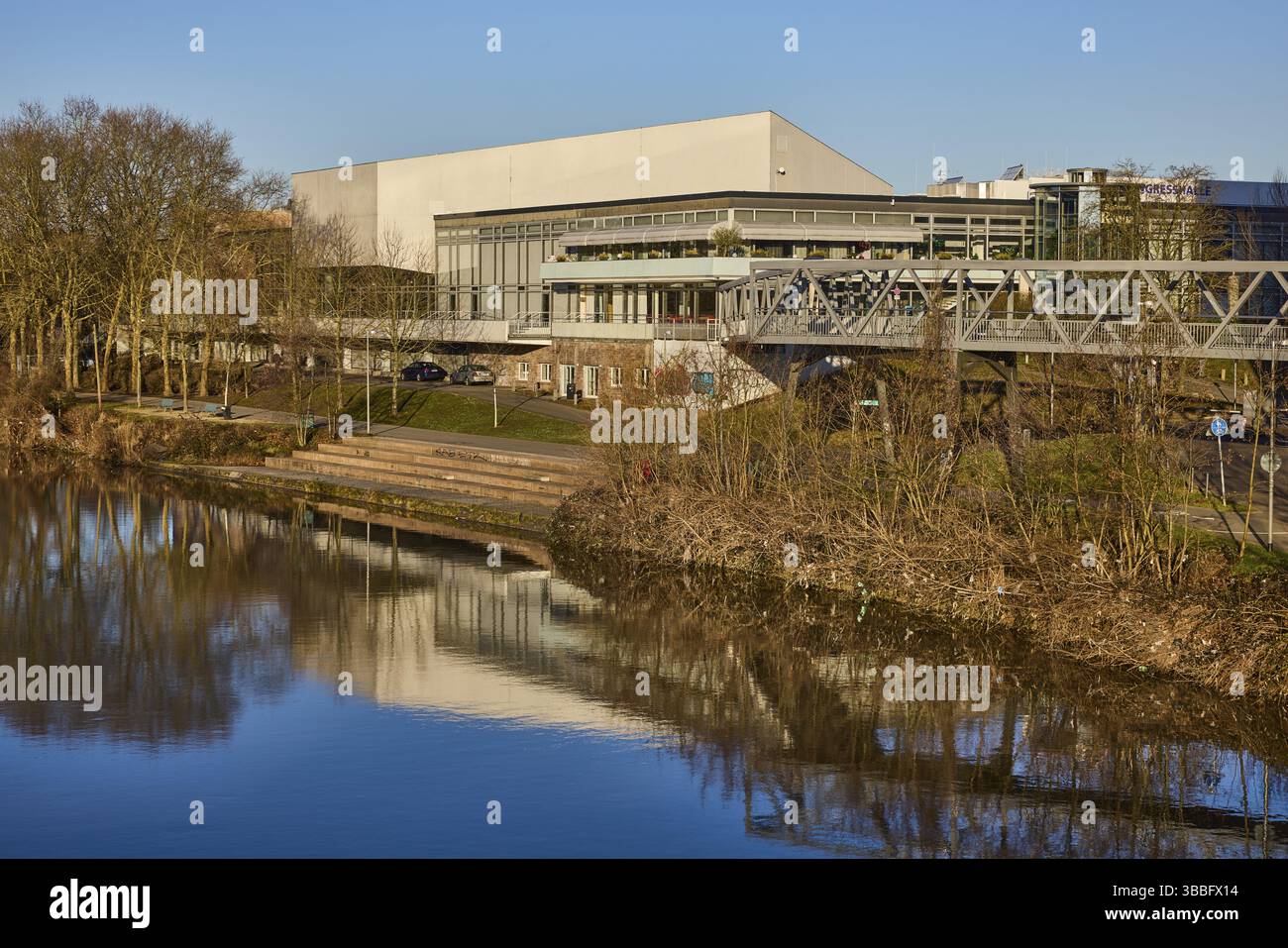 Congresshalle Saarbruecken, fiume Saar, scale, passerella, alberi, cespugli, cielo azzurro senza nuvole, Saarbruecken, capitale dello stato, associazione regionale Saarb Foto Stock