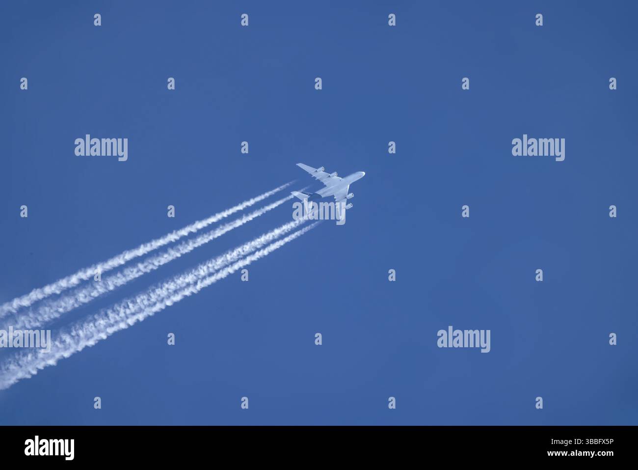 Lufthansa Airbus A380 nel cielo sul volo per Monaco. Germania Foto Stock