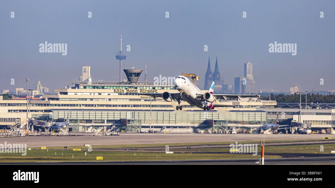 Aeroporto di Colonia/Bonn. Gli aerei decollano. Immatricolazione degli aeromobili D-ABGQ, Eurowings, Airbus A319-100, Colonia, Renania settentrionale-Vestfalia, Germania, Europa Foto Stock