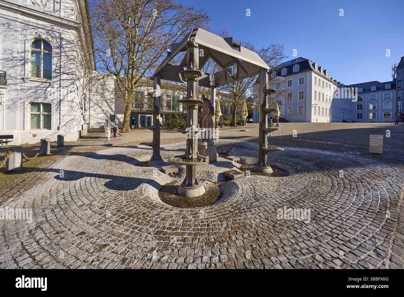 Fontana, scultore Gottfried Leo Boehm, alberi, piazza, ciottoli, castello di Saarbruecken, cielo blu, senza nuvole, Schlossplatz, Saarbruecken, capit di stato Foto Stock