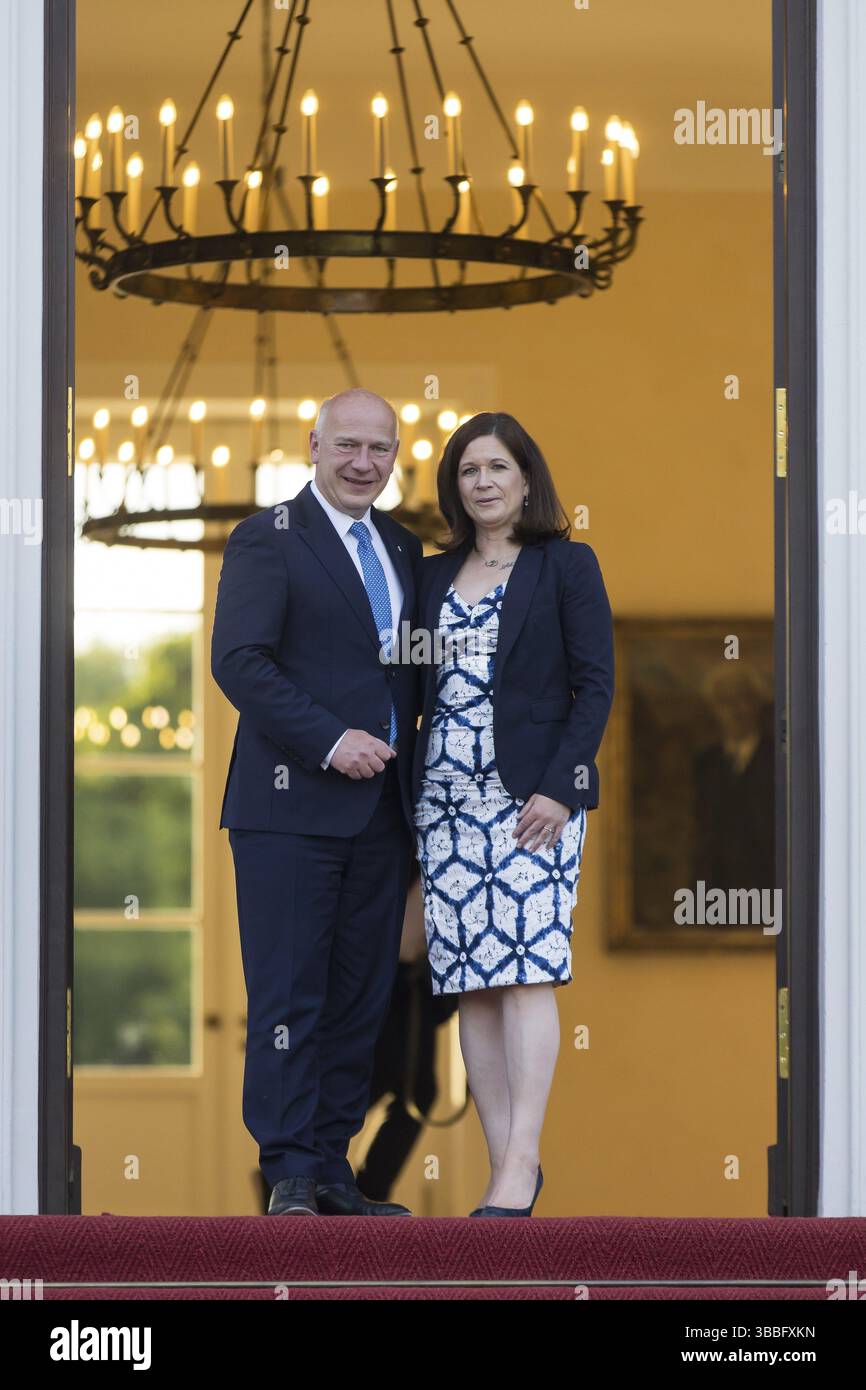 Kai Wegner (sindaco di Berlino, CDU) e la sua partner Katharina Guenther-Wuensch (senatrice per l'istruzione, la gioventù e la famiglia dello Stato di Berlino Foto Stock