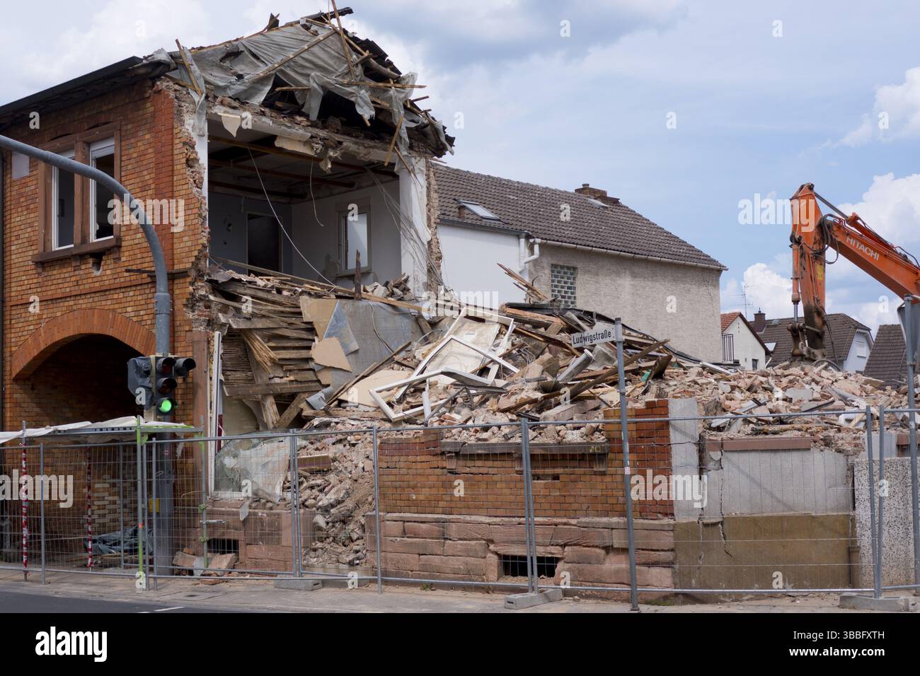 Una vecchia casa è in fase di demolizione, escavatore, mercato immobiliare Foto Stock