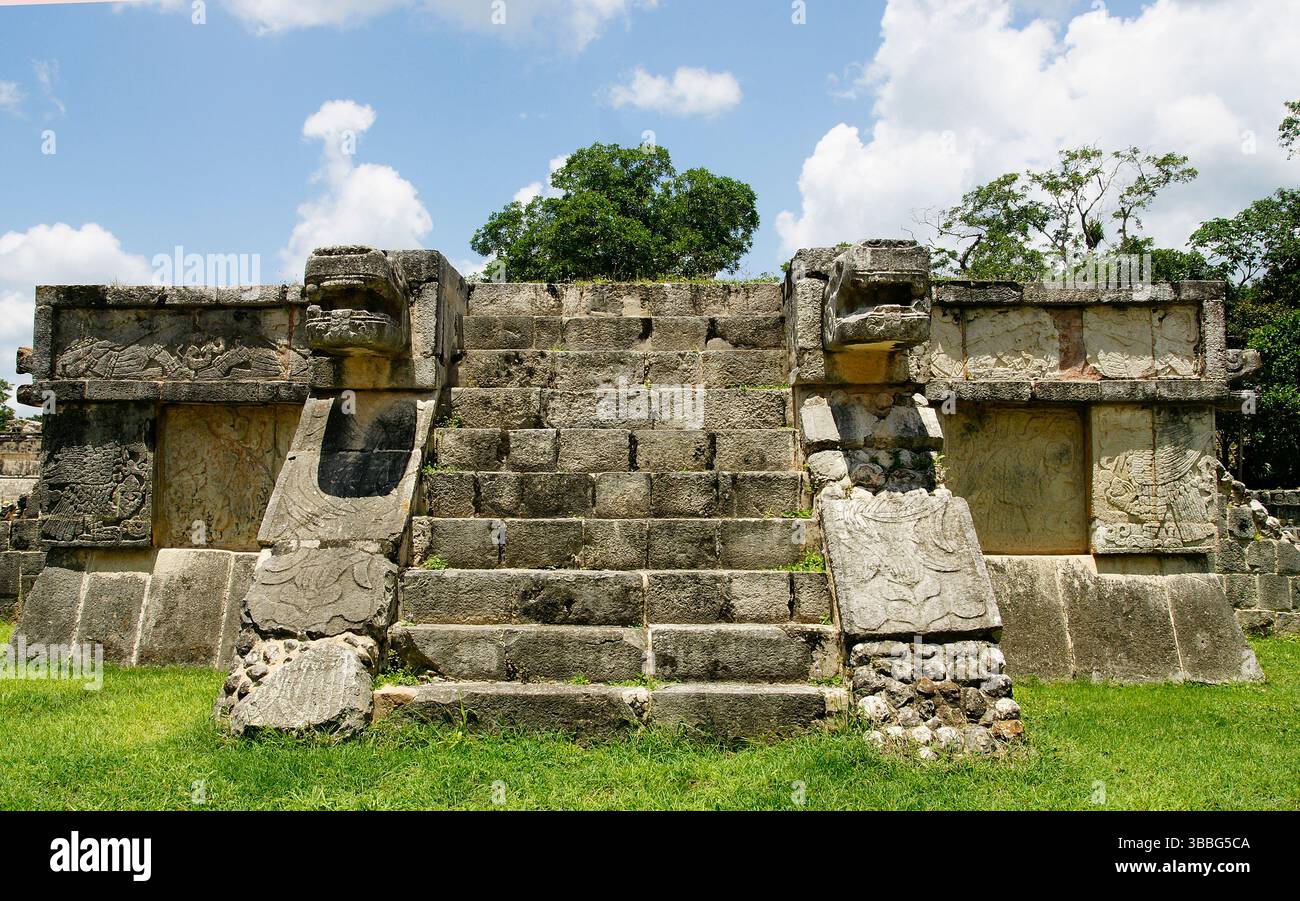 Messico. Yucatan. Chichen Itza. Platform of the Eagles and Jaguars (900-1200 ad). Foto Stock