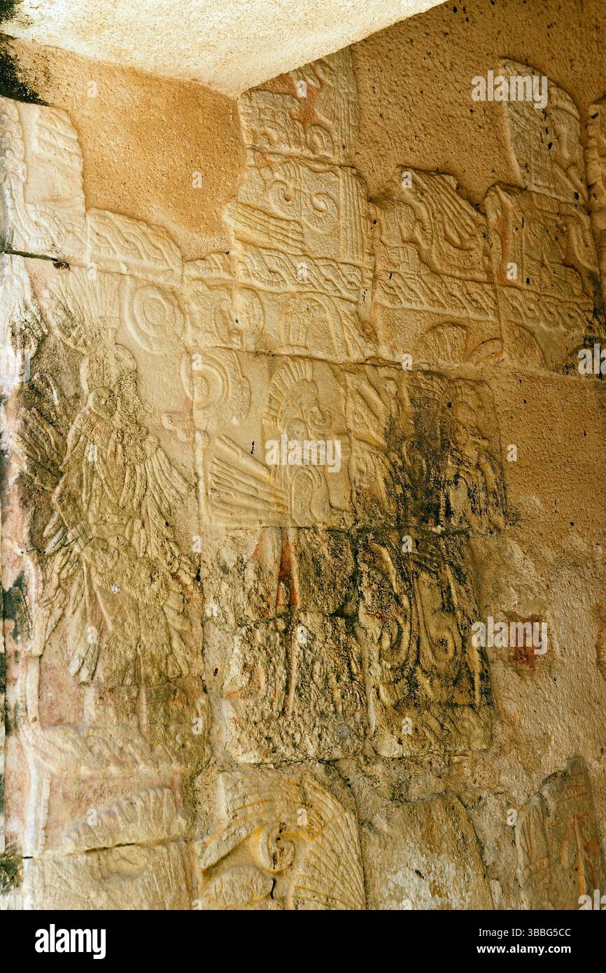 Messico. Yucatan. Chichen Itza. Dettaglio del sollievo. Piattaforma di teschi. Foto Stock