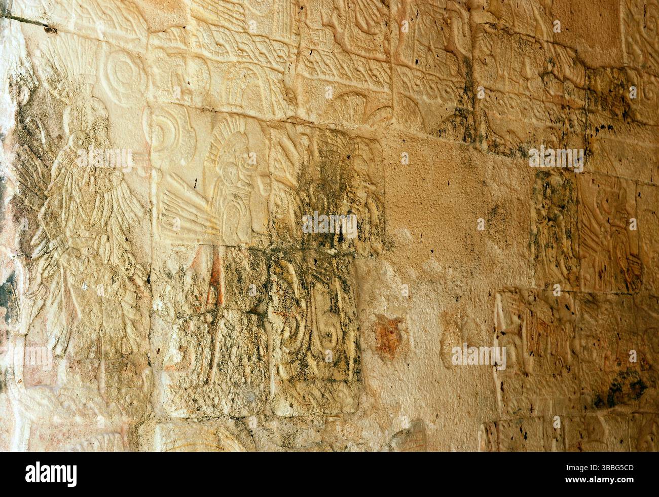 Messico. Yucatan. Chichen Itza. Dettaglio del sollievo. Piattaforma di teschi. Foto Stock