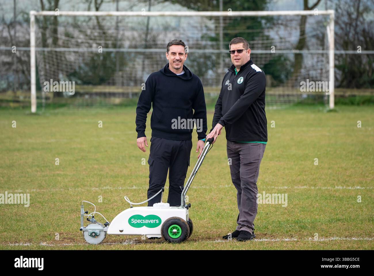 SOLO l'ex giocatore del Manchester United e dell'Inghilterra, Gary Neville, in casa del "Best Worst Team" di Specsavers 2024/25, Tunley Athletic FC, Somerset. Data di pubblicazione: Venerdì 16 maggio 2025. Specsavers ha collaborato con Gary Neville per lanciare la sua iniziativa "Best Worst Pitch", che fornirà attrezzature per la verniciatura e la manutenzione delle linee, nonché corsi di formazione per la manutenzione di 50 club britannici di base. L'iniziativa affronta la mancanza di fondi dedicati alla manutenzione del pitch, che il marchio ha sperimentato durante la campagna "Best Worst Team". La didascalia della foto dovrebbe essere: Ben Foto Stock