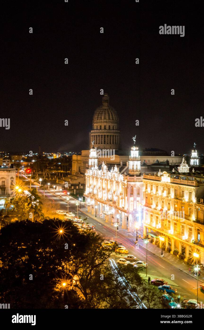 Fotografia notturna dell'Avana con il Campidoglio e il Grand Theatre Foto Stock