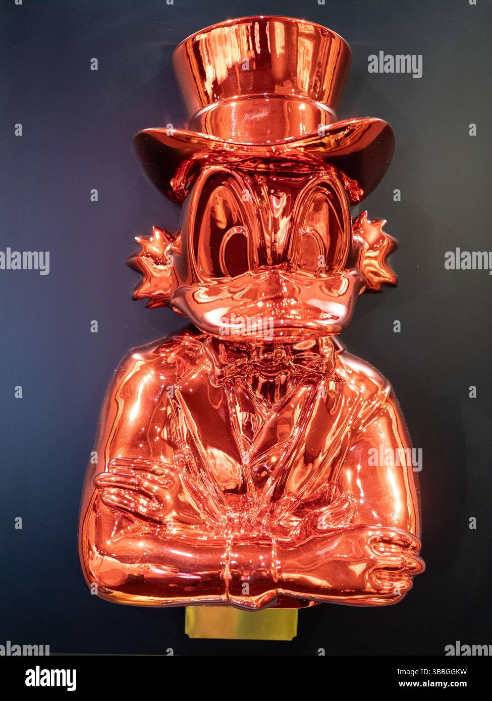 Statua di Duck rosso lucido con dettagli sul braccio. Foto Stock