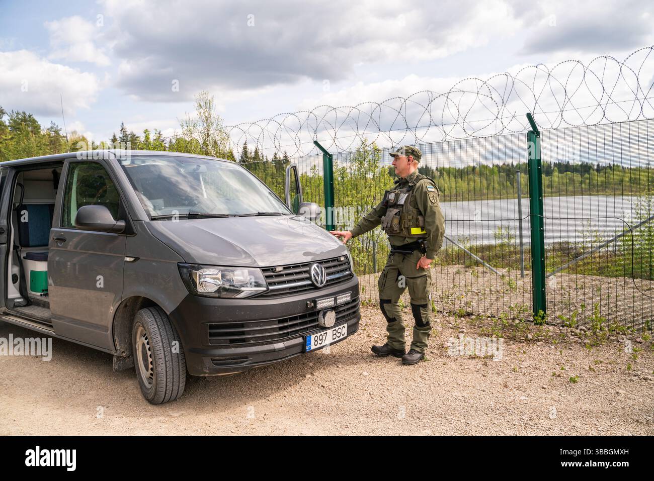 Estonia meridionale, confine Estonia-Russia, Estonia - 15 maggio 2024: La polizia di frontiera estone e le guardie di frontiera ispezionano sistemi avanzati di sicurezza delle frontiere, incl Foto Stock