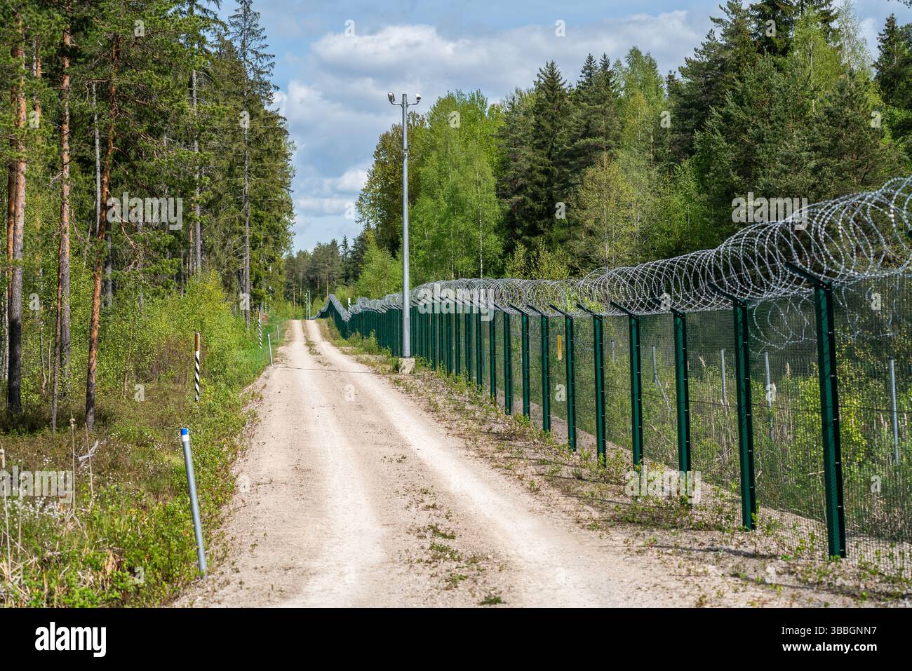 Estonia meridionale, confine Estonia-Russia, Estonia - 15 maggio 2024: La polizia di frontiera estone e le guardie di frontiera ispezionano sistemi avanzati di sicurezza delle frontiere, incl Foto Stock