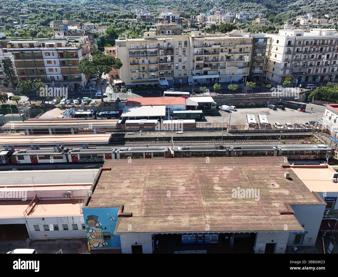 Vista aerea della stazione centrale di Sorrento e della stazione degli autobus. Interscambio dei mezzi pubblici, Sorrento. Città metropolitana di Napoli, Italia Foto Stock