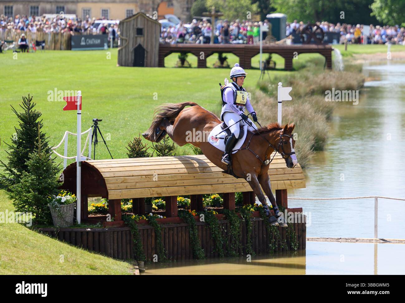 Badminton, Regno Unito. 10 maggio 2025. Badminton Horse Trials - Cross Country - Badminton - England Gemma Stevens salta il lago su Chilli Knight durante il Badminton Horse Trials Cross Country. Crediti immagine: Mark Pain/Alamy Live News Foto Stock