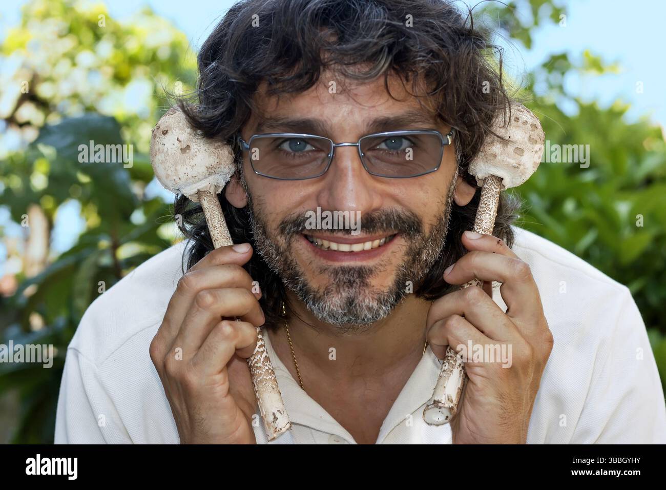 Uomo europeo ritratto divertente con funghi macrolepiota procera Foto Stock