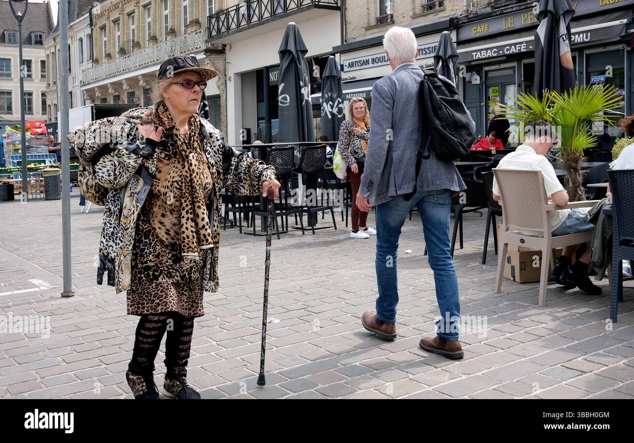 Lady vestita con stampe animali a Saint-Omer, Pas-de-Calais, Francia Foto Stock