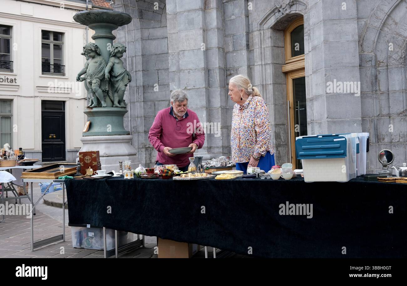 Gente del posto che vende i propri prodotti per le strade di Saint-Omer, Pas-de-Calais, Francia Foto Stock