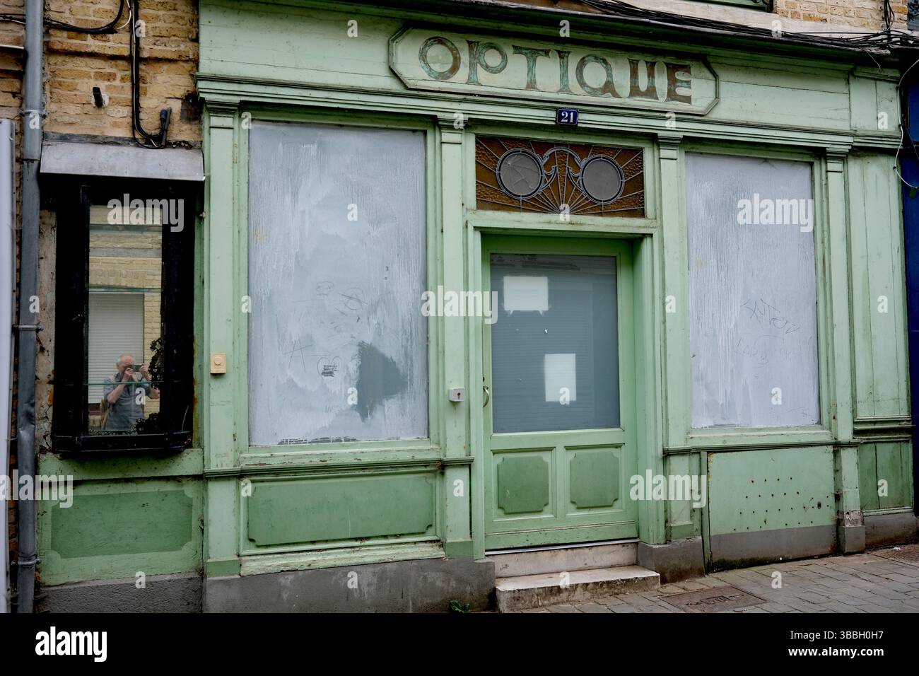 I tradizionali negozi di ottici chiudono a Saint-Omer, Pas-de-Calais, Francia Foto Stock