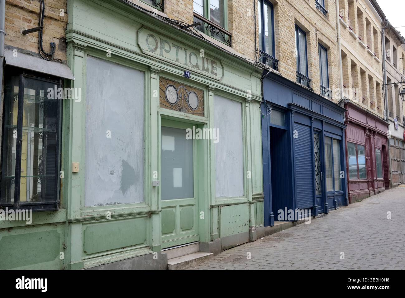 I tradizionali negozi di ottici chiudono a Saint-Omer, Pas-de-Calais, Francia Foto Stock