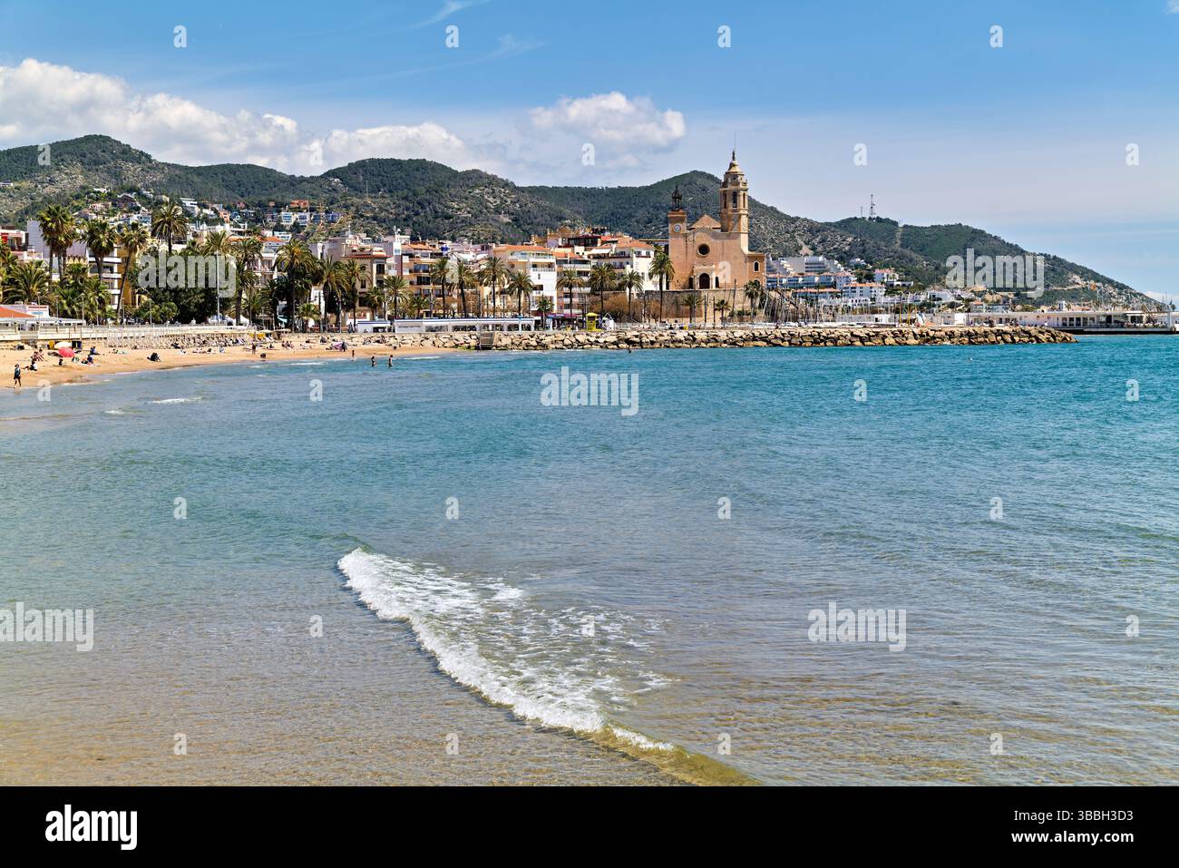 Sitges Catalunya Spagna. Vista panoramica dalla spiaggia Foto Stock