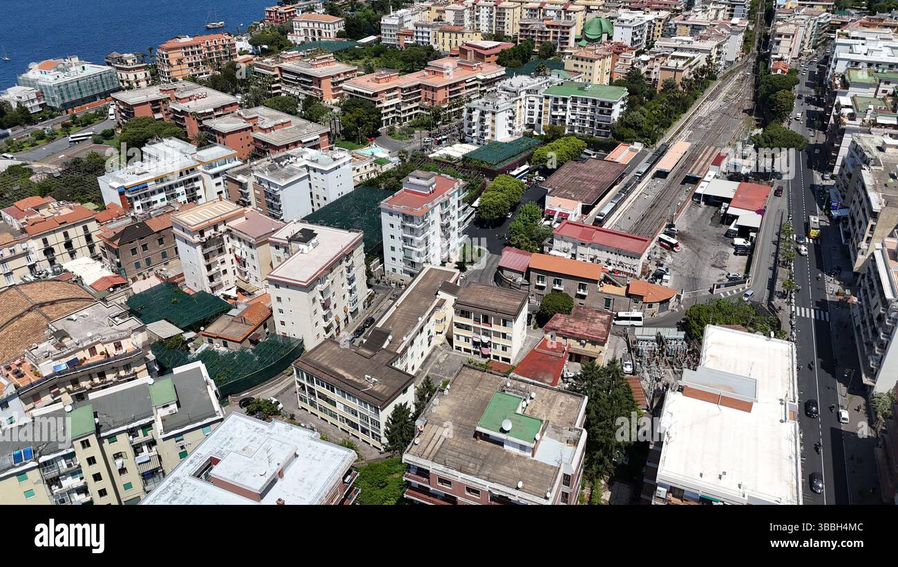 Vista aerea della stazione centrale di Sorrento e della stazione degli autobus. Interscambio dei mezzi pubblici, Sorrento. Città metropolitana di Napoli, Italia Foto Stock