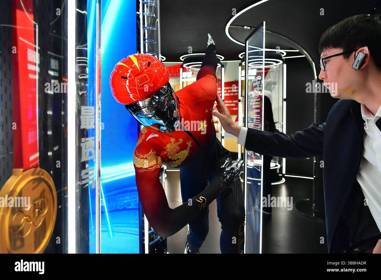 Jinjiang, Cina. 15 maggio 2025. ANTA Group, un conglomerato di attrezzature sportive multi-brand leader nel settore della progettazione, produzione e vendita di calzature, abbigliamento e accessori sportivi, ha lanciato il suo innovativo spazio dinamico 982 a Jinjiang, nella provincia del Fujian. Questo complesso all'avanguardia combina un museo dello sport con una struttura sportiva digitale intelligente, che integra tecnologie digitali avanzate, intelligenti e di visualizzazione per creare un hub coinvolgente "tecnologia + esperienza + sport", 15 maggio 2025. Credito: Zhang Bin/China News Service/Alamy Live News Foto Stock