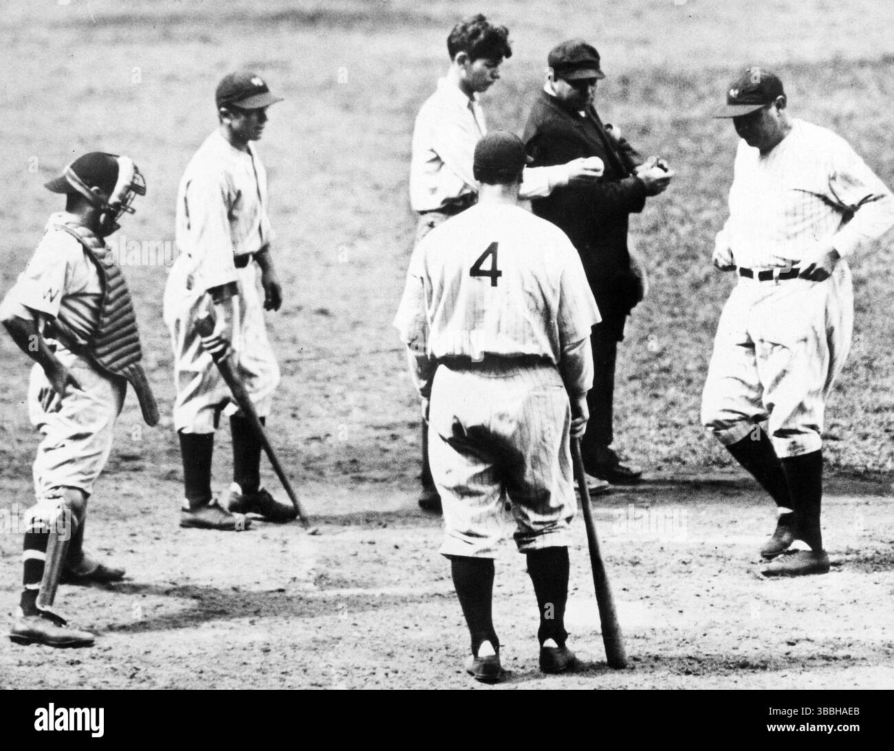 Babe Ruth Home Run numero 699 davanti al numero 4, compagno di squadra Lou Gehrig Foto Stock