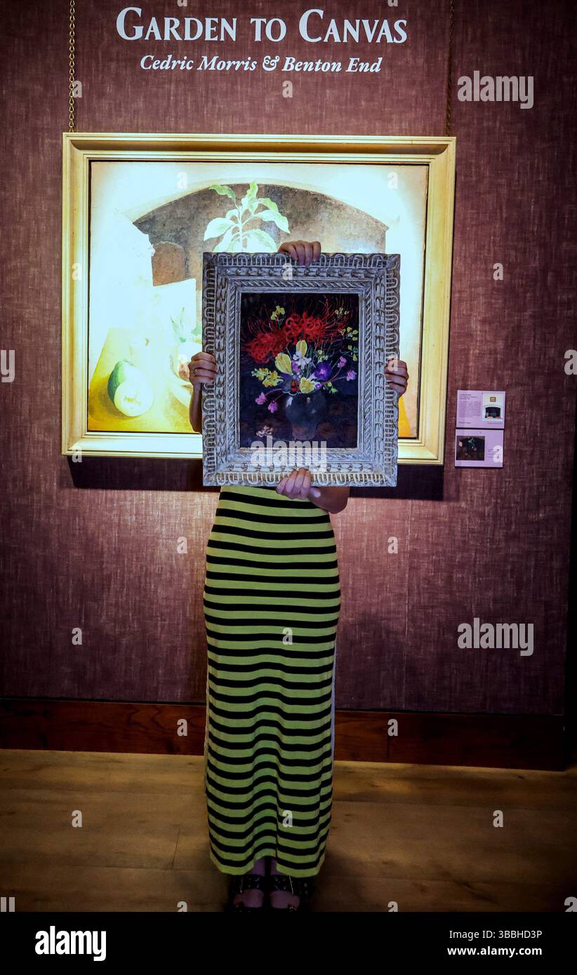 Philip Mould & Co, Gallery, Londra, Regno Unito. 16 maggio 2025. STILL Life with a Red Underwing,1930, Oil on board Una nuova mostra che riunisce un'esuberante selezione di dipinti floreali di Cedric Morris che hanno ispirato e informato il rinvigorimento dello storico giardino Suffolk dell'artista negli ultimi due anni.20 maggio - 18 giugno 2025.Paul Quezada-Neiman/Alamy Live News crediti: Paul Quezada-Neiman/Alamy Live News Foto Stock