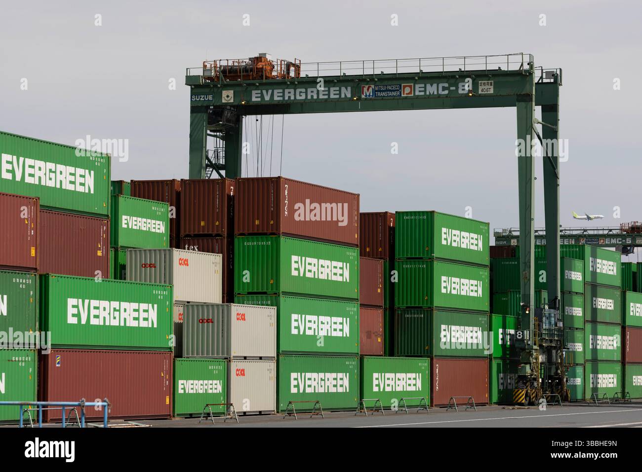 I carichi dei container attraccano nella baia di Tokyo. Il Giappone è fortemente dipendente dalle esportazioni (ad esempio, automobili, elettronica), affronta i rischi derivanti dalle tariffe statunitensi, in particolare sulle automobili (una tariffa proposta del 25% durante il primo mandato di Trump è stata rinviata, ma rimane una preoccupazione). Tariffe più elevate potrebbero ridurre l'accesso al mercato statunitense del Giappone, aumentare i prezzi al consumo e danneggiare la crescita del PIL. Tuttavia, l'allineamento strategico del Giappone con gli Stati Uniti e le esenzioni da alcune tariffe (tariffe dell'acciaio nel 2018) offrono un parziale sollievo. Il Giappone ha anche imperniato per diversificare il commercio attraverso accordi come il CPTPP e il RCEP, riducendo la dipendenza dal mar degli Stati Uniti Foto Stock