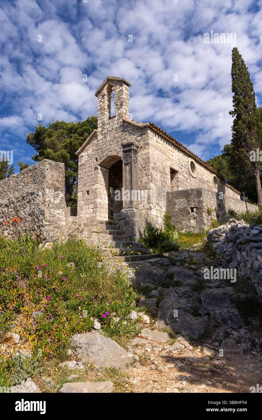 Una piccola chiesa abbandonata chiamata Chiesa di nostra Signora di Kruvenica sul sentiero che conduce alla fortezza di Španjola - Fortica Hvar, Hvar, Croazia, UE Foto Stock