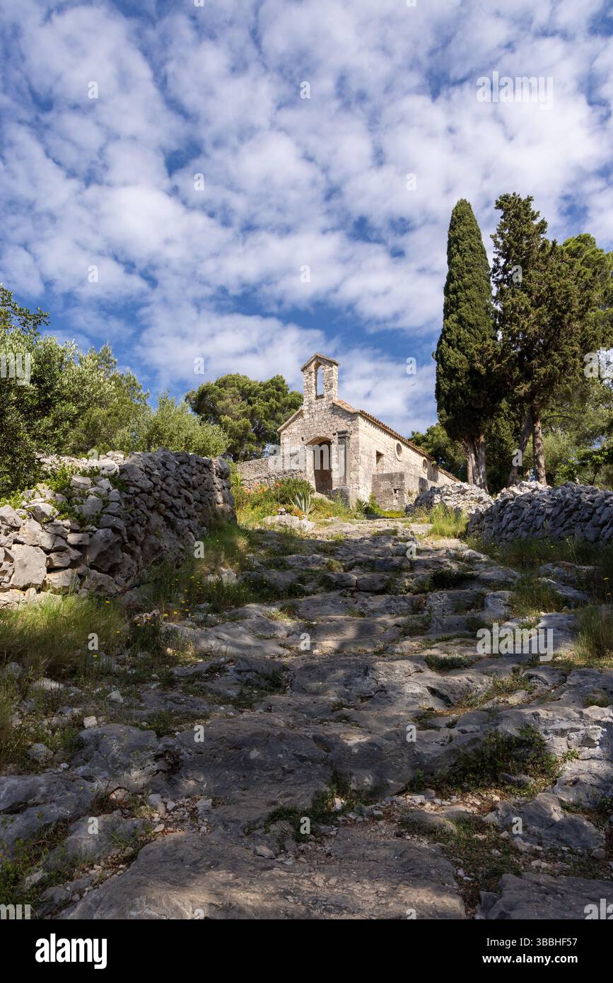 Una piccola chiesa abbandonata chiamata Chiesa di nostra Signora di Kruvenica sul sentiero che conduce alla fortezza di Španjola - Fortica Hvar, Hvar, Croazia, UE Foto Stock
