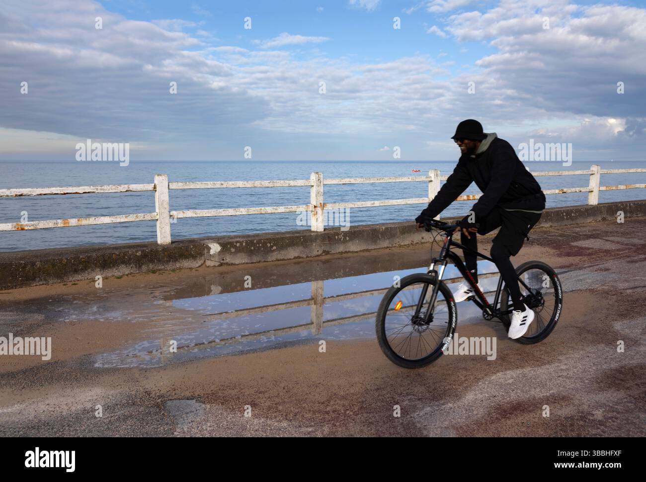 Ciclista lungo la costa, Lion-sur-Mer, Normandia, Francia, Europa Foto Stock